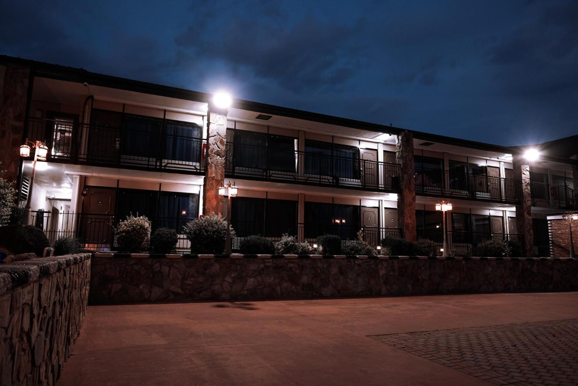 Riverside Inn & Suites By Oyo Danville Ceaser Casino Exterior photo