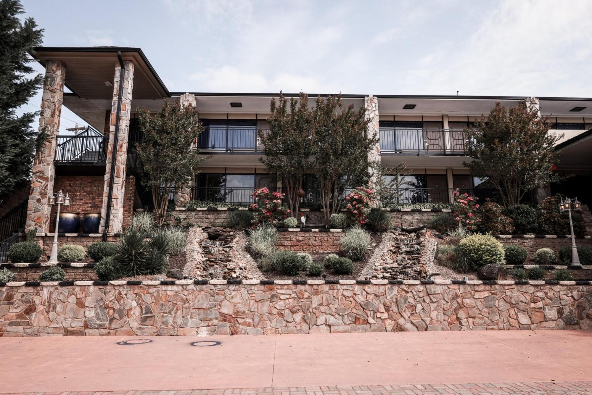 Riverside Inn & Suites By Oyo Danville Ceaser Casino Exterior photo